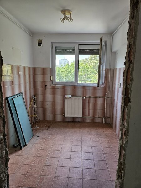 Titan, pe strada Cucuteni intersectie Barajul Lotru, 5 minute metrou,