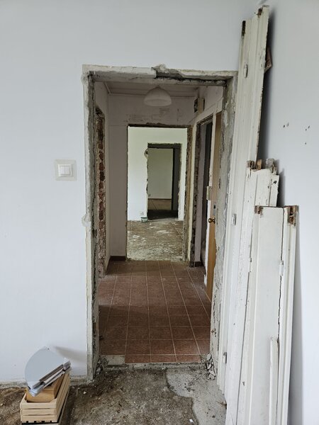 Titan, pe strada Cucuteni intersectie Barajul Lotru, 5 minute metrou,